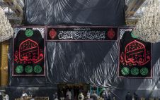 قسم رعاية الصحن الشريف ينشر لافتات الحزن بذكرى هدم قبور أئمة البقيع (عليهم السلام)