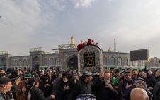 جموع المؤمنين تشيع النعش الرمزي للسيدة أم البنين (عليها السلام) عند العتبتين المقدستين