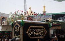 أهالي كربلاء يشيعون النعش الرمزي للإمام الحسن (عليه السلام) عند العتبتين المقدستين